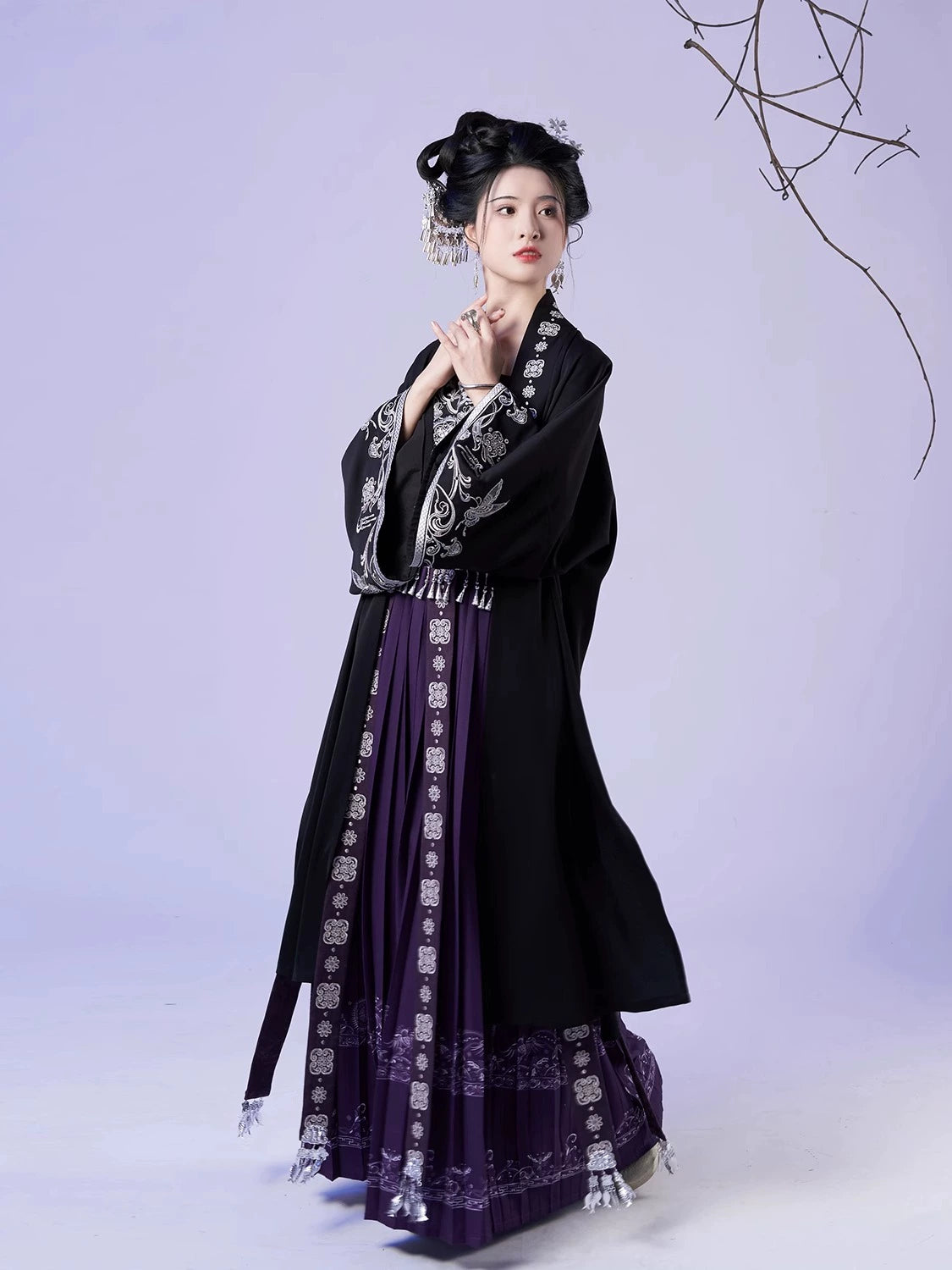 Weaving Modern Hanfu Yanyan Silver Bell