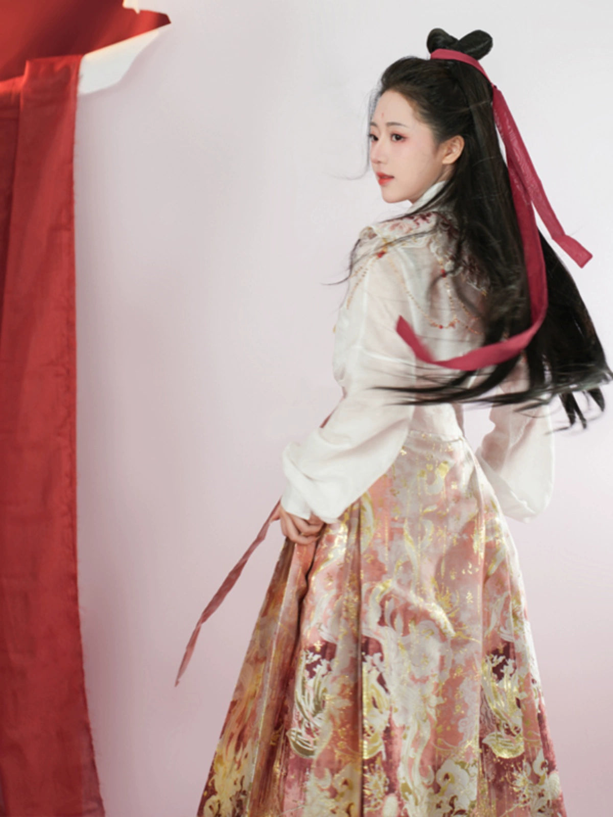 Lookbook Series Yizhige Xiaoqian Gold-Woven Horse-Faced Skirt