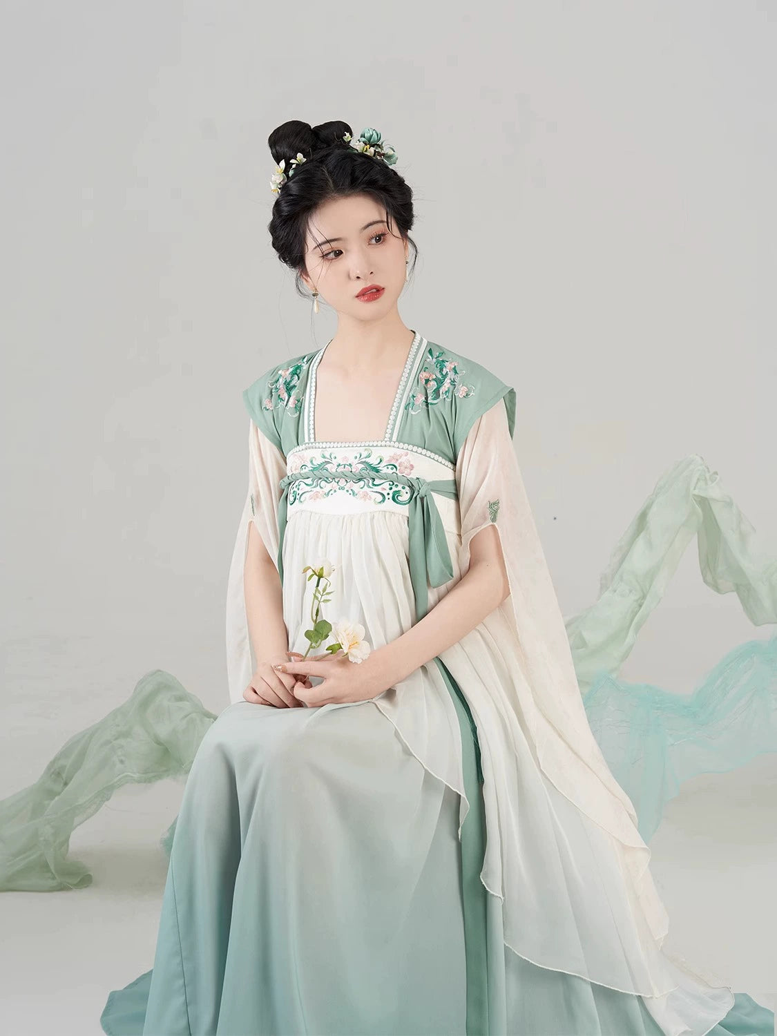 Weaving Modern Hanfu Qintao Luoge