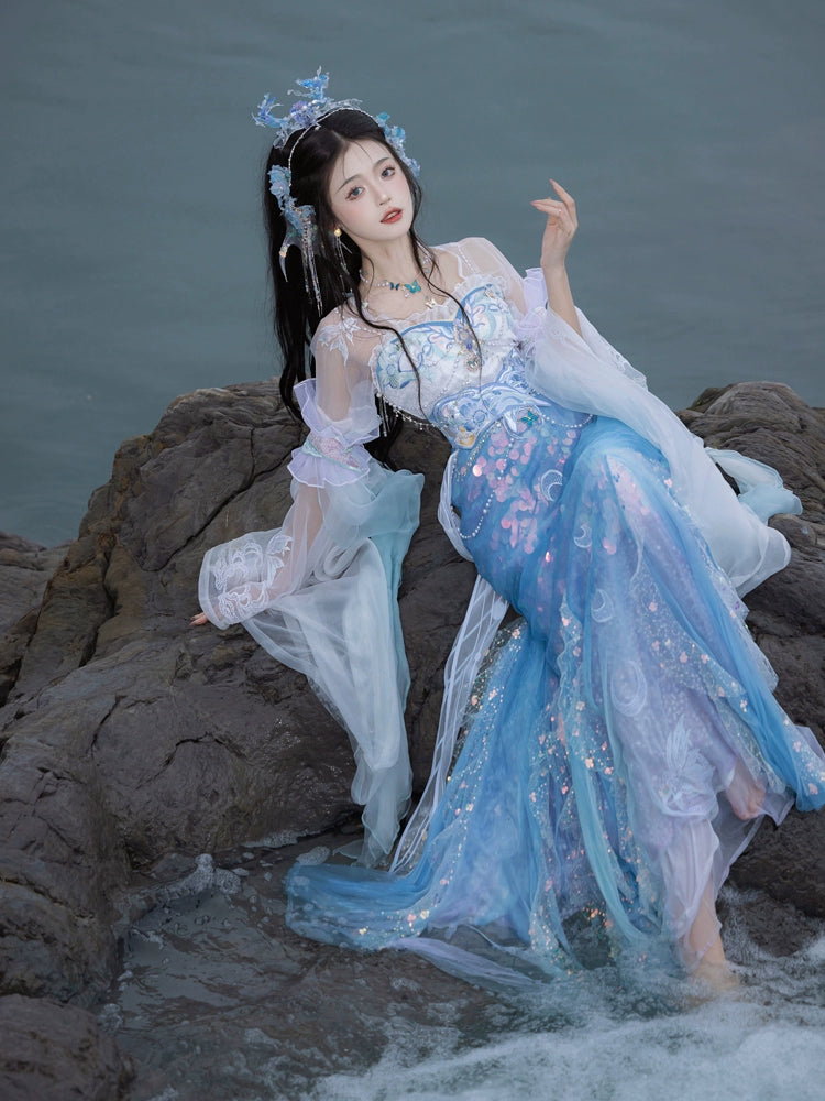 Cloud-Kissing Nature Series The Moon Rises Over the Sea Hanfu