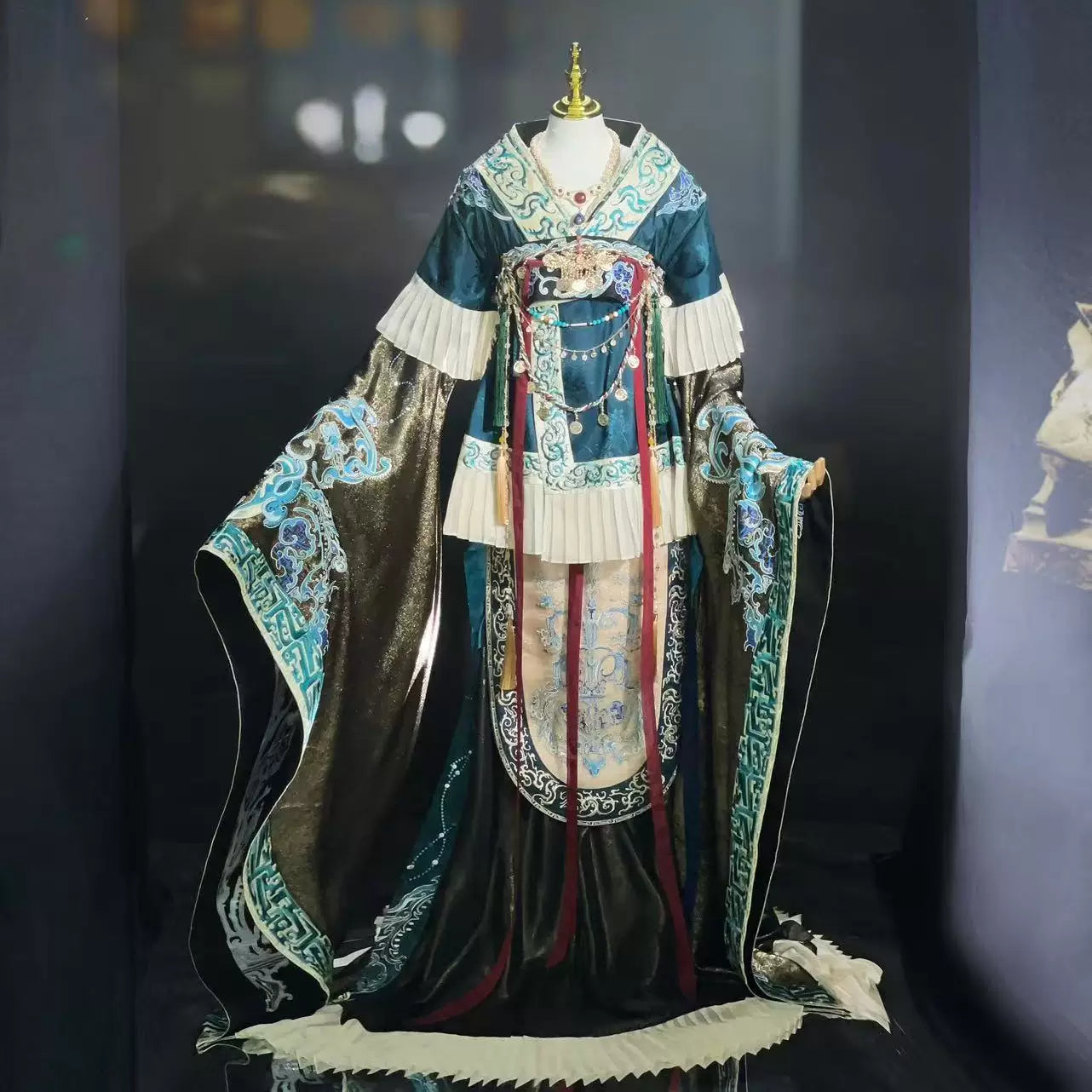 Haute Couture Series Woven Fabric Embroidered Hanfu Qing Huan Bronze Sacred Tree Sui