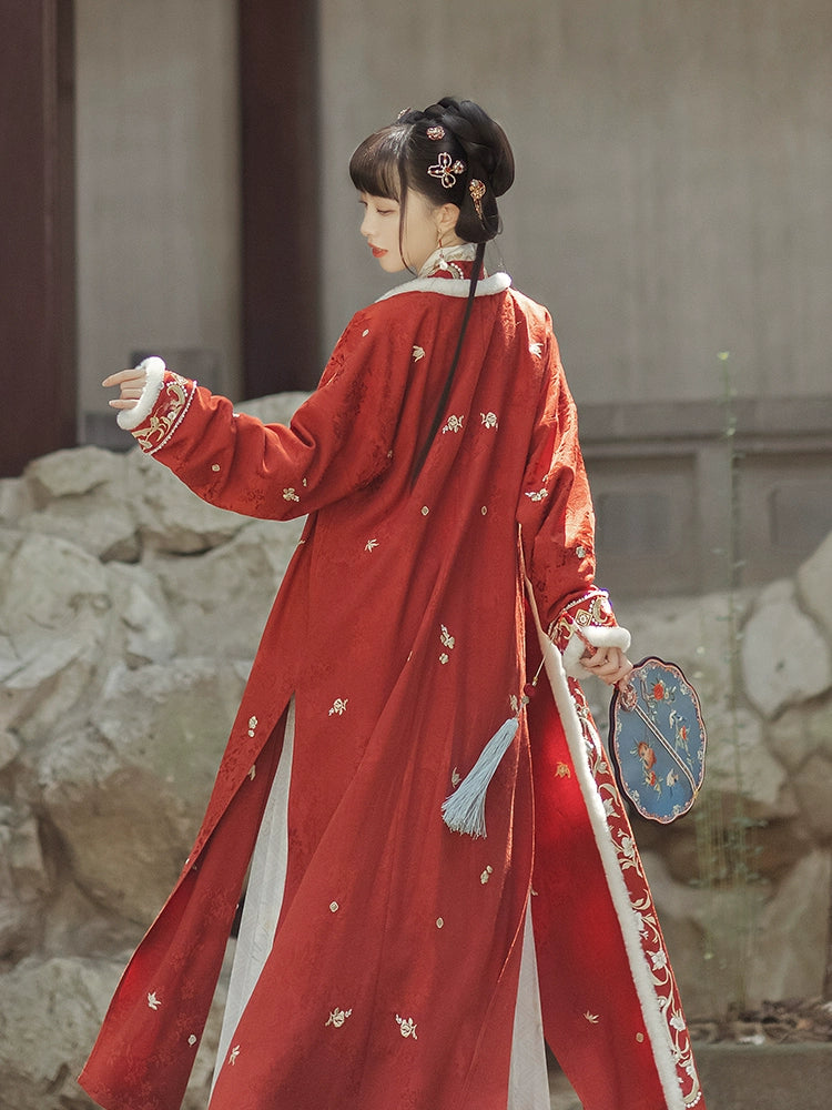 Hong Ci Yu : Red Porcelain Whispers