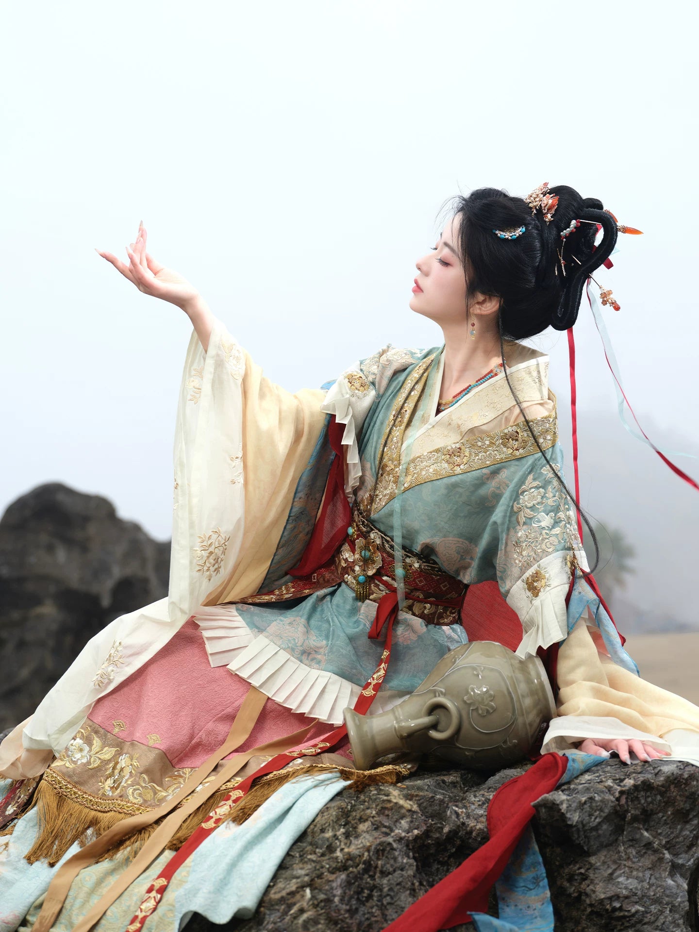 Qing Luan Bao Ping : Azure Phoenix Treasure Vase