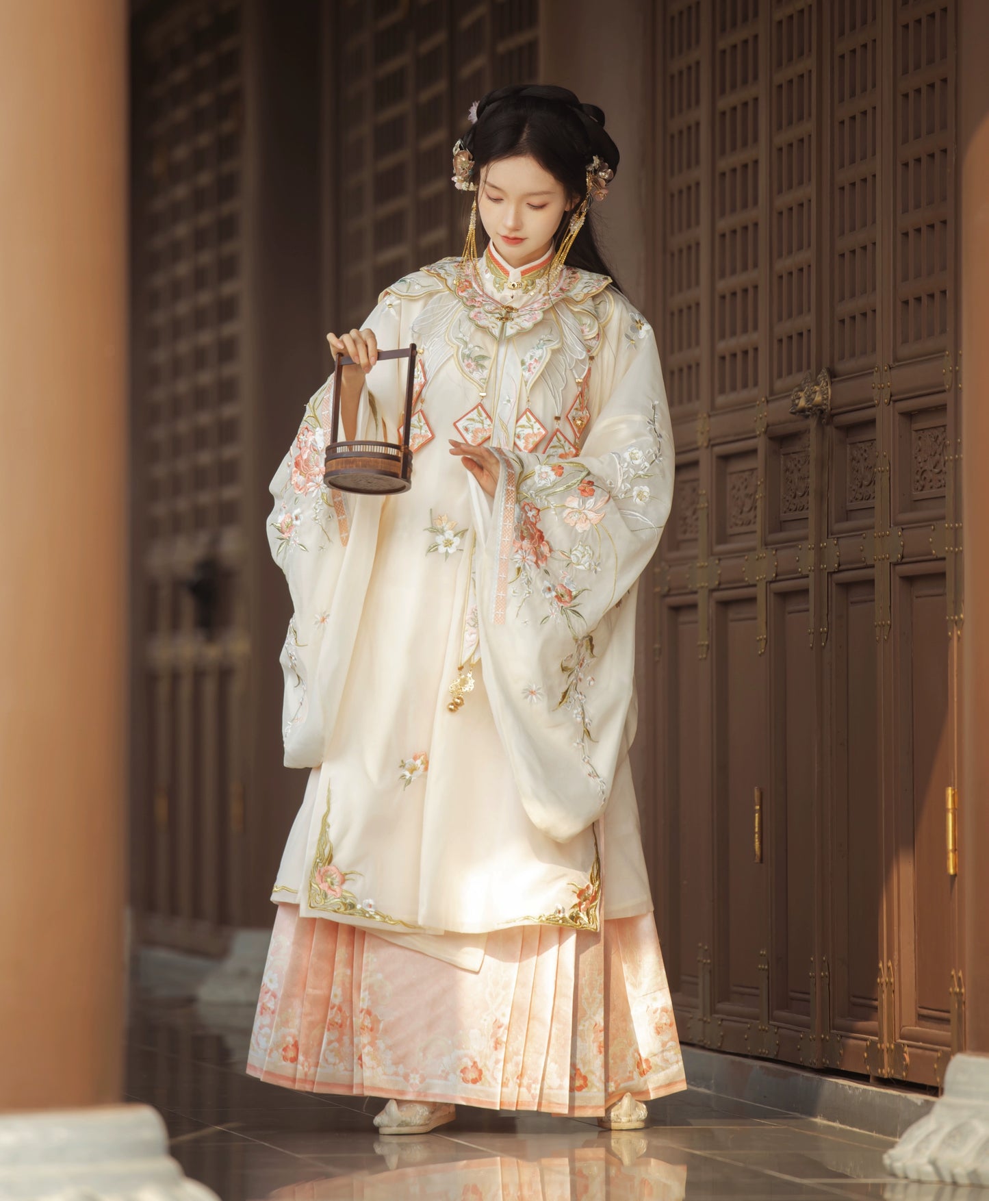 LOOKBOOK SERIES Ming Dynasty Horse Face Skirt Beige Set