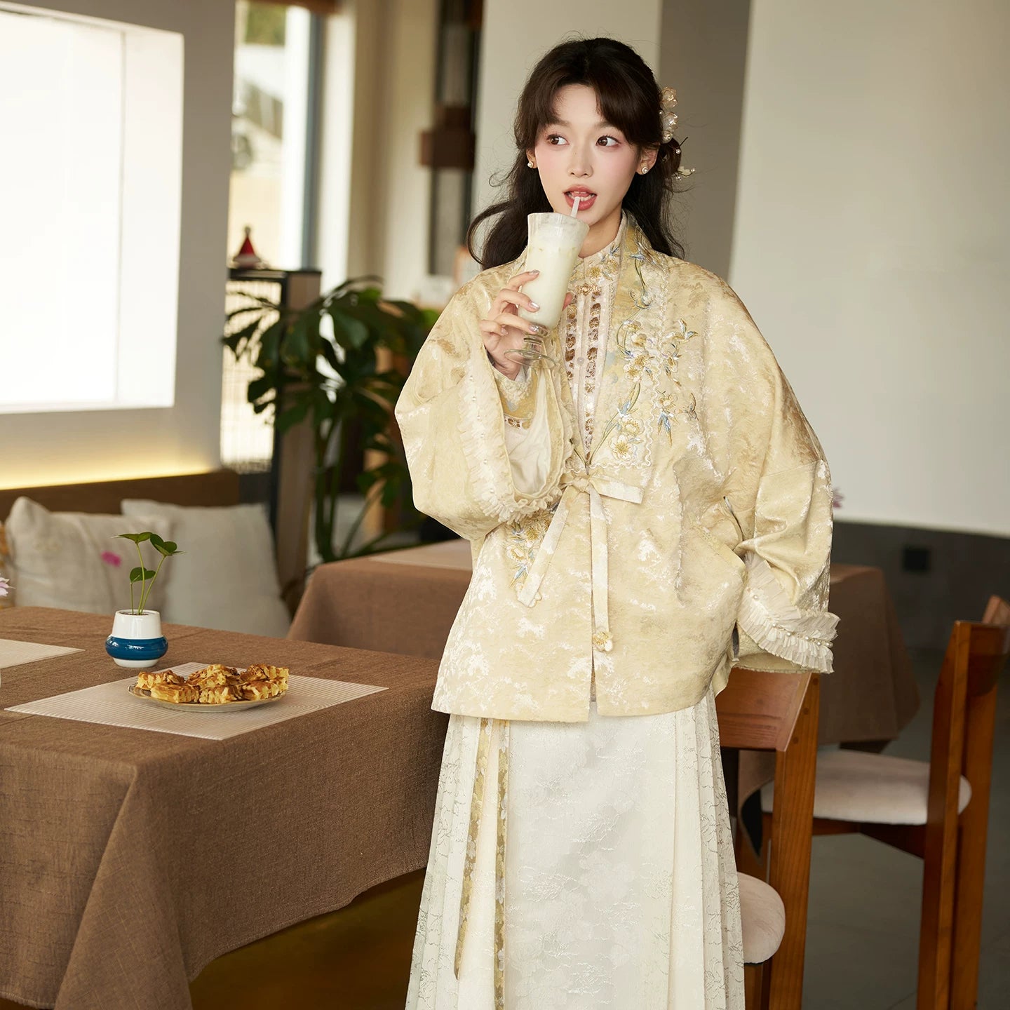 Li Yuan Xiao : Pear Garden Dawn