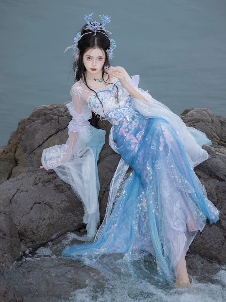 Cloud-Kissing Nature Series The Moon Rises Over the Sea Hanfu