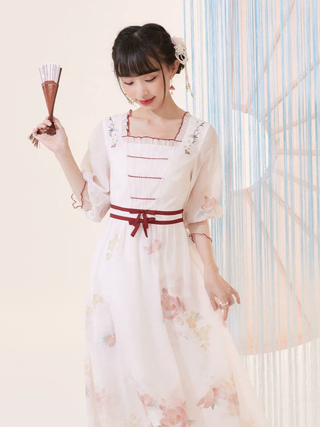 Banzhan Hong : Half-Unfurled Crimson