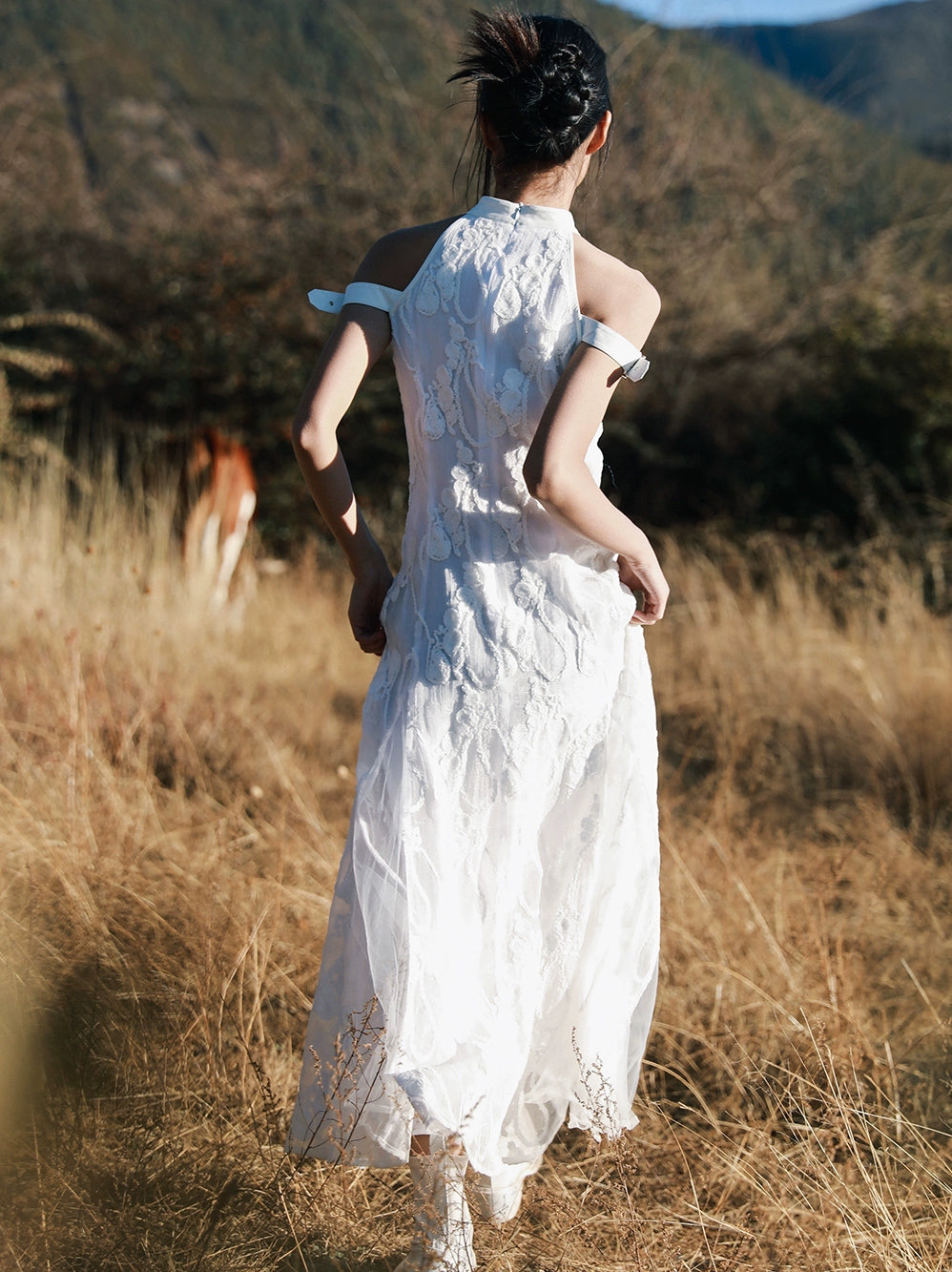 Modernized Qipao Dress: New Summer Edition in White, Slim-Fit and Neck-Hanging Design