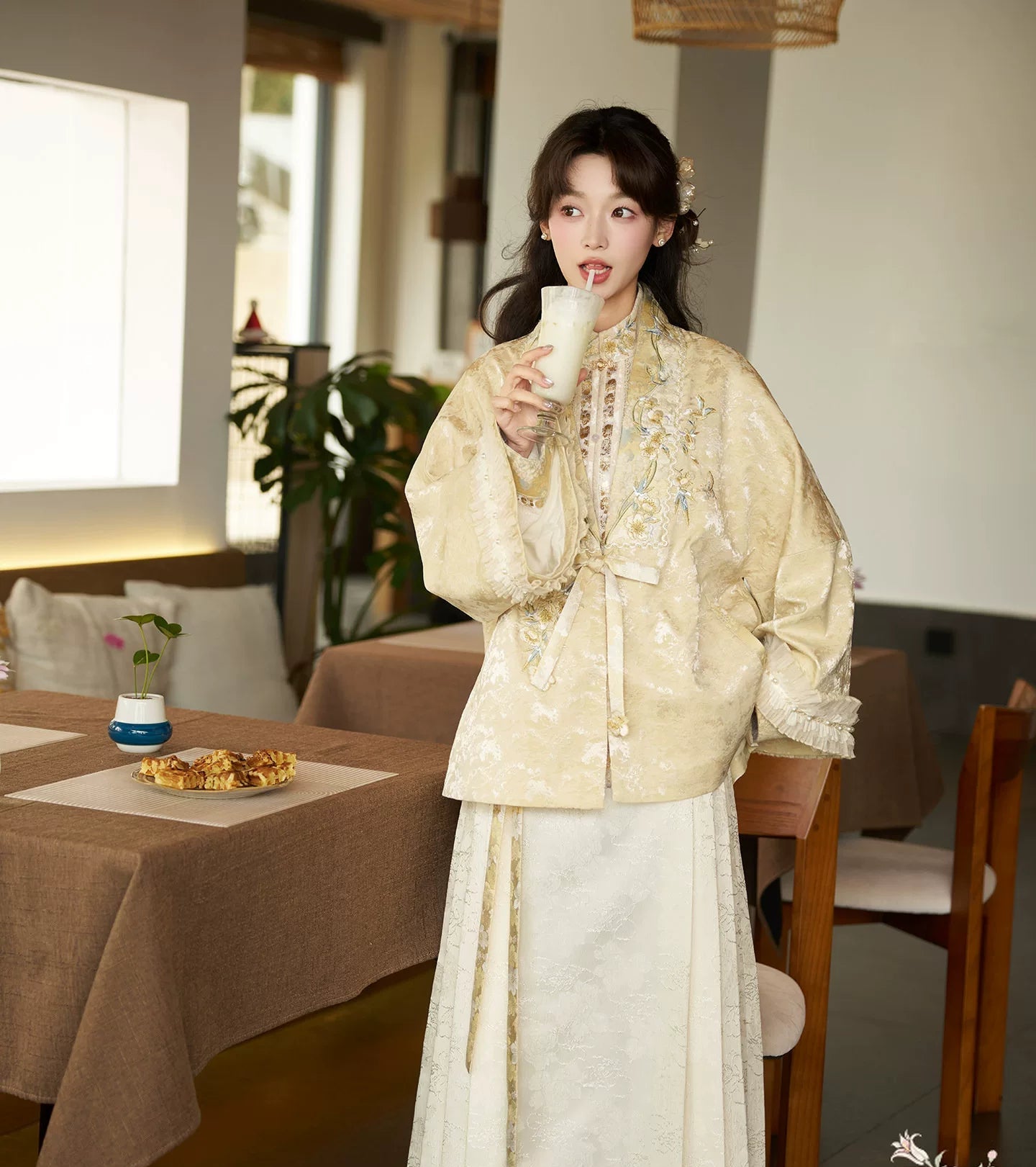 Li Yuan Xiao : Pear Garden Dawn