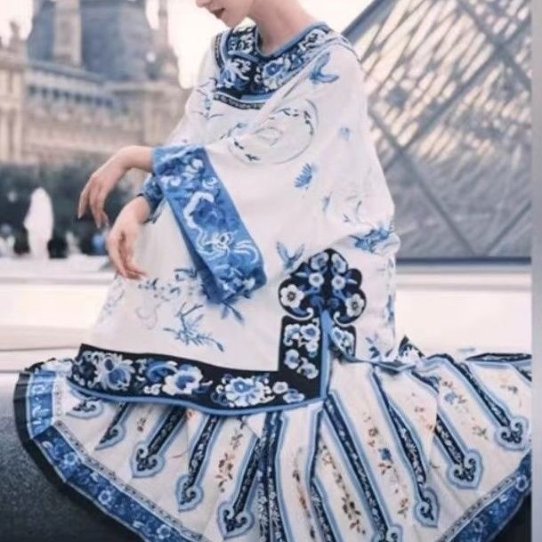 Classical Qing Dynasty Han Women Hanfu Blue and White Porcelain Cloak