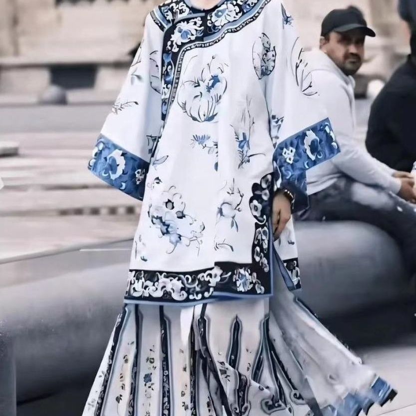 Classical Qing Dynasty Han Women Hanfu Blue and White Porcelain Cloak